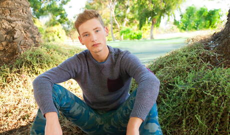 O jovem americano Casey Tanner posa nu e mostra uma bunda firme por fora