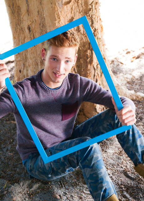 O jovem americano Casey Tanner posa nu e mostra uma bunda firme por fora