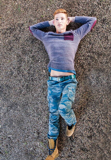 O jovem americano Casey Tanner posa nu e mostra uma bunda firme por fora