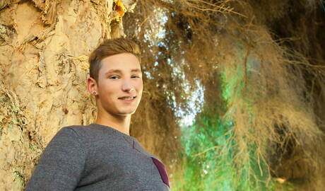 O jovem americano Casey Tanner posa nu e mostra uma bunda firme por fora