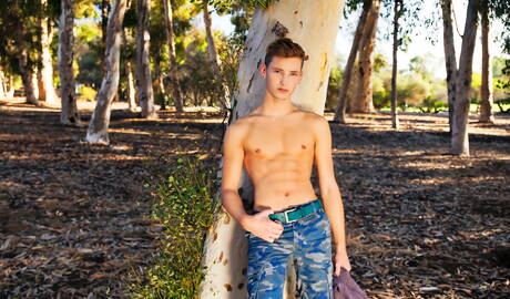 O jovem americano Casey Tanner posa nu e mostra uma bunda firme por fora