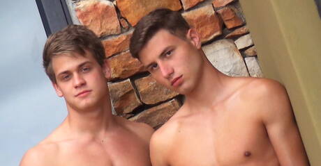 El semental checo Peter Annaud y el corpulento Mark Sullivan se desnudan y muestran su trasero caliente en una ducha caliente.