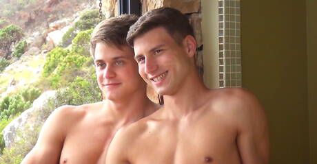 El semental checo Peter Annaud y el corpulento Mark Sullivan se desnudan y muestran su trasero caliente en una ducha caliente.