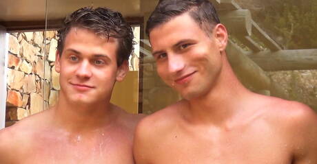 El semental checo Peter Annaud y el corpulento Mark Sullivan se desnudan y muestran su trasero caliente en una ducha caliente.