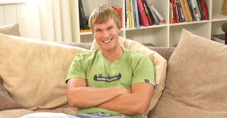 雄牛のステファン・ニルソンがチンポをシゴく