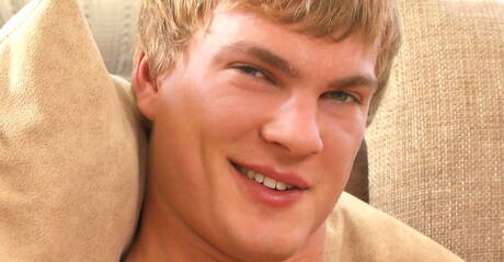 雄牛のステファン・ニルソンがチンポをシゴく