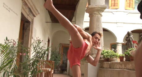 Tsjechische gespierde Jim Durden speelt met pik in hete douche