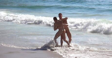 Dois garotos tchecos, o forte Jon Kael e o musculoso Ian Roebuck, em ação de sexo com punheta na praia