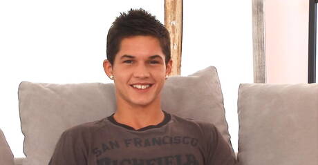 Il muscoloso Thomas Woolf si masturba