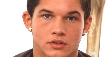 Il muscoloso Thomas Woolf si masturba