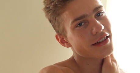 Der Hengst Elio Chalamet wichst seinen Schwanz