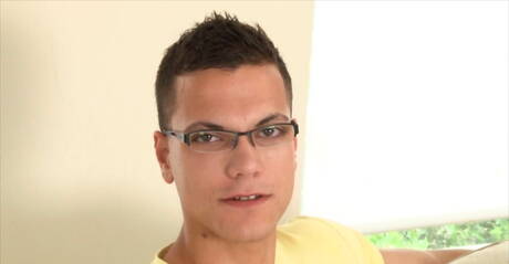 スタッド・ザカリー・バウアーがペニスを自慰する