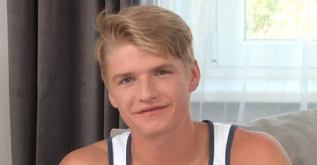 Le superétalon Devon Lee se branle