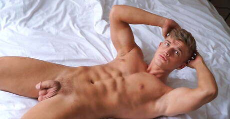 Slovak beefcake Paul Cassidy jerk off