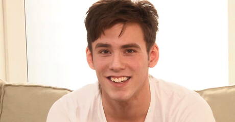 El joven Luka Oliver jugando con una polla