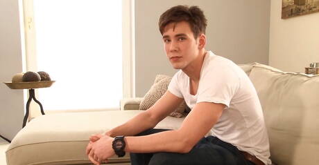 El joven Luka Oliver jugando con una polla