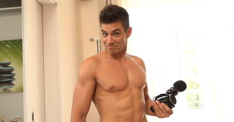 Der attraktive Calvin Costain spielt mit seinem Schwanz