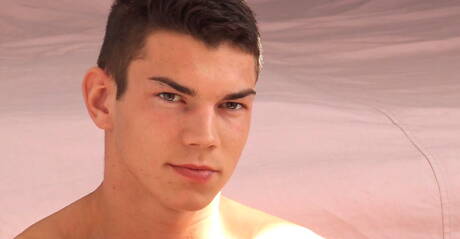 Belami Online: El semental húngaro Bart Cuban se masturba en el baño