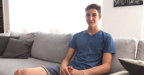 Der junge Typ Archie Millman wichst