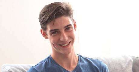 Der junge Typ Archie Millman wichst