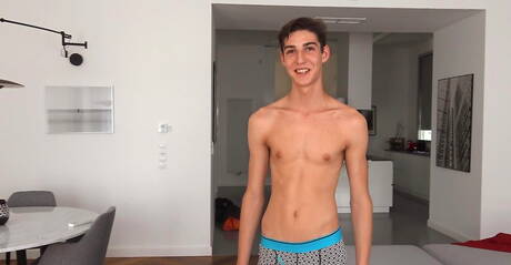 Der junge Typ Archie Millman wichst