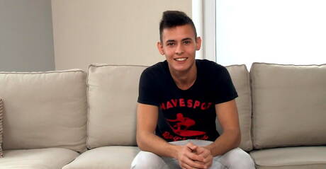 タフガイのアントニオ・コルテスが自慰行為をしている