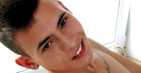 タフガイのアントニオ・コルテスが自慰行為をしている