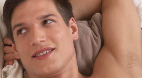 Der gut gebaute Timothy Shaw wichst seinen Schwanz