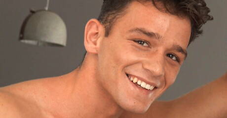 El galán Brandon Harper masturbándose