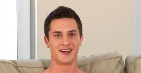 Bodybuilder Lewis Bradley spielt mit seinem Schwanz