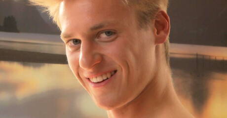 Der bullige Rory Harper wichst seinen Schwanz