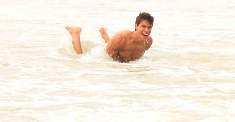 El musculoso estadounidense Kris Evans se masturba en la piscina