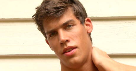 El musculoso estadounidense Kris Evans se masturba en la piscina