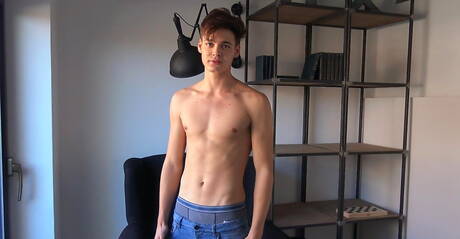 Der junge Pascal Mauri neckt seinen Schwanz