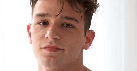 El bien formado Brandon Harper se burla de su polla