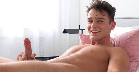 El bien formado Brandon Harper se burla de su polla