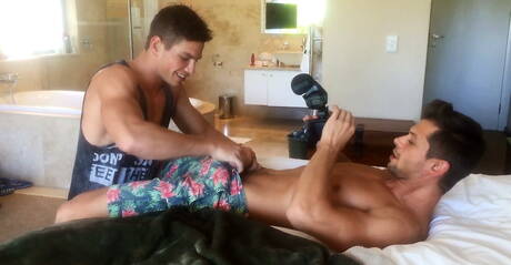 Tsjechische knappe Adam Archuleta en Slowaakse gespierde Rhys Jagger neuken na een pijpbeurt