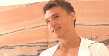 Sterke stier Dean Cooper heeft plezier in bad