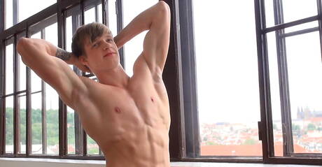 Czeski muskularny Jens Christensen drażni swojego kutasa