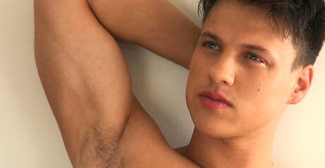 Muskularny Will Darcy rozbiera się i pokazuje gorący tyłek