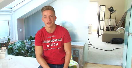 Stier Iver Colborn plaagt zijn pik