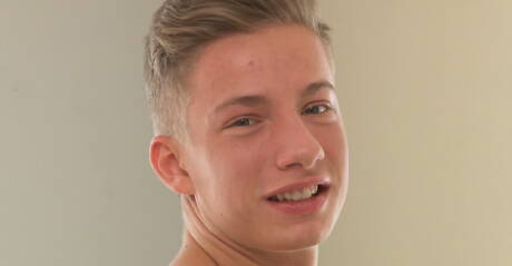 Stier Iver Colborn plaagt zijn pik