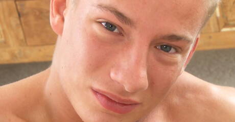 Stier Iver Colborn plaagt zijn pik