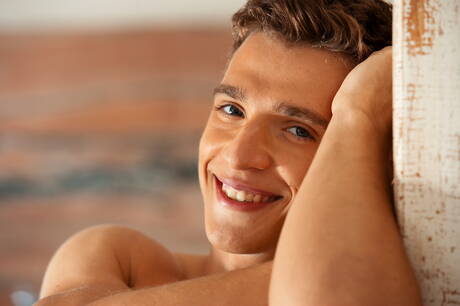 Der muskulöse Dean Cooper posiert nackt und zeigt seinen heißen Arsch unter der heißen Dusche