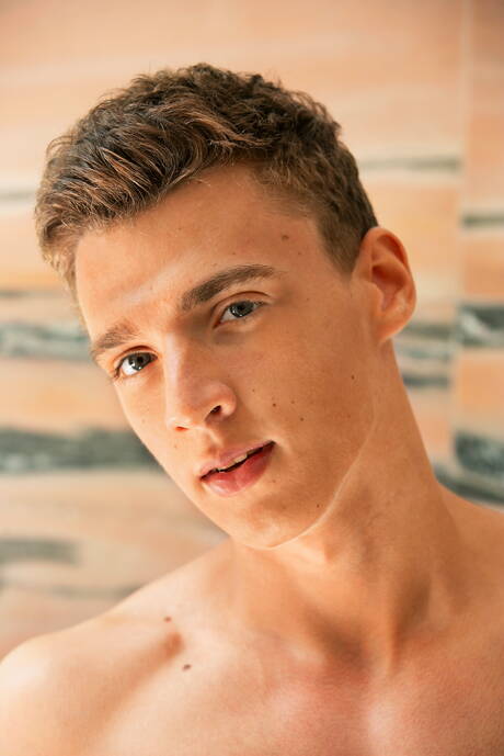 Der muskulöse Dean Cooper posiert nackt und zeigt seinen heißen Arsch unter der heißen Dusche