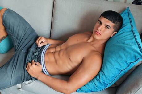 O touro Ben Auletta posando nu e mostrando uma bunda gostosa