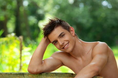 El guapo Samuel Cregeen se desnuda y muestra su bonito culo al aire libre