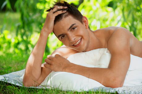 El guapo Samuel Cregeen se desnuda y muestra su bonito culo al aire libre