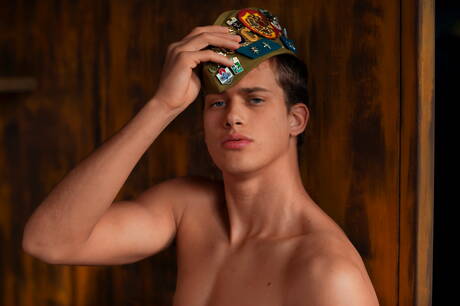 健壯的Leo Clayton裸體擺造型，露出緊實的臀部