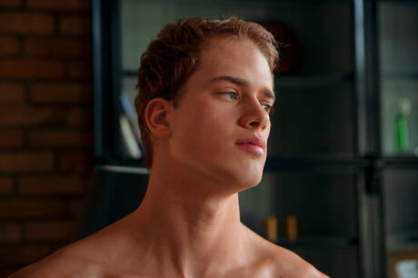 健壯的Leo Clayton裸體擺造型，露出緊實的臀部